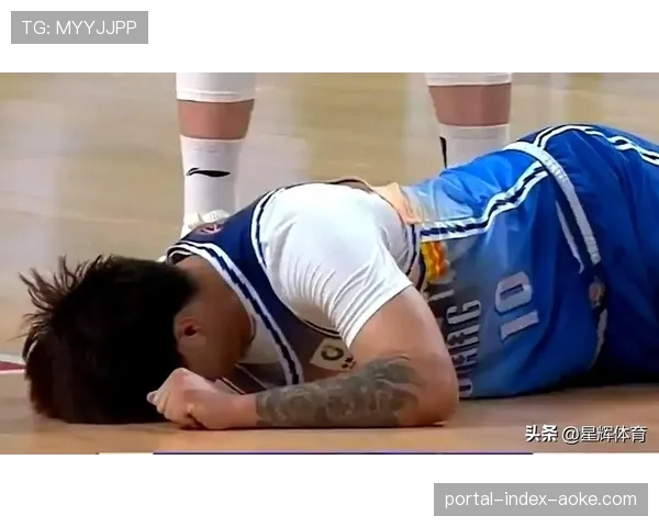 赵睿命中关键三分后向受伤膝盖喷气雾剂，随后被替换下场