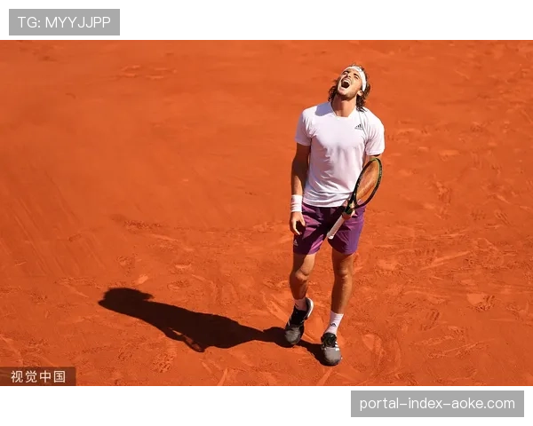 特写：西西帕斯比赛间隙在球场边线阅读哲学笔记